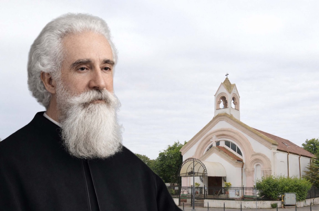 Mgr Vladimir Ghika en soutane, devant une église roumaine.